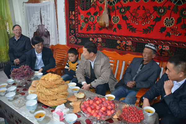 州党委书记赵青周末拜访结对亲戚