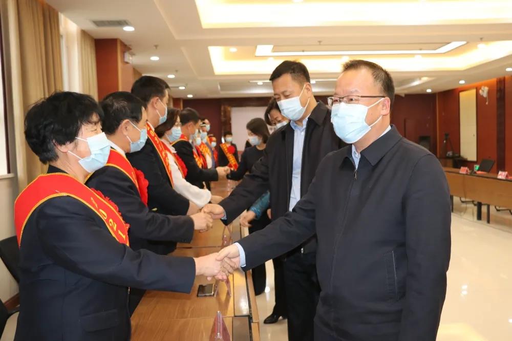 徐雪峰 李晓亮亲切会见道德模范和"最美呼图壁人"