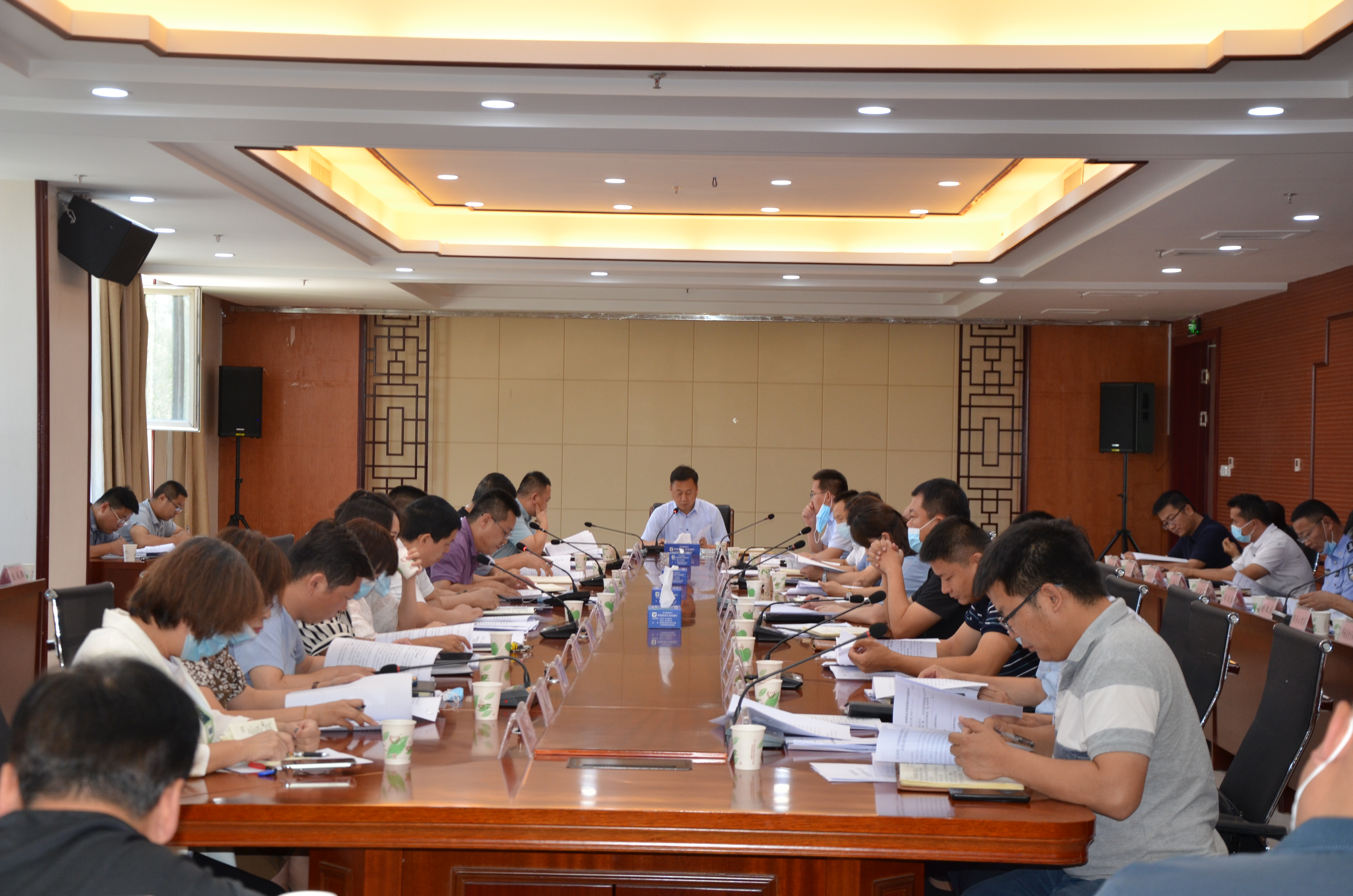 呼图壁县第十八届人民政府第10次常委会议召开